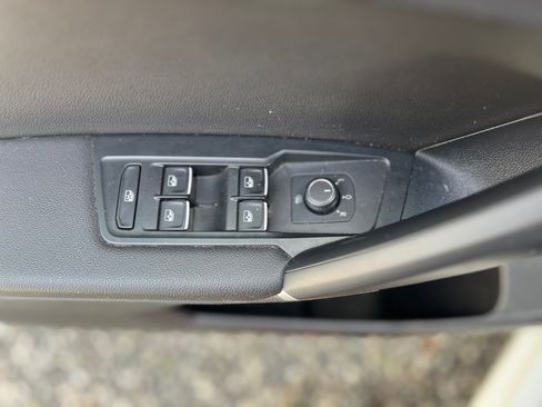 Used 2018 Volkswagen Tiguan SE image 24