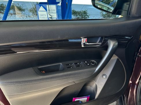 Used 2011 Kia Sorento LX image 16