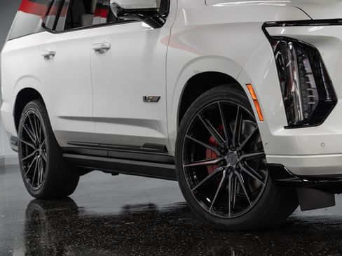 Used 2025 Cadillac Escalade V w/ LPO, ONYX Package image 5