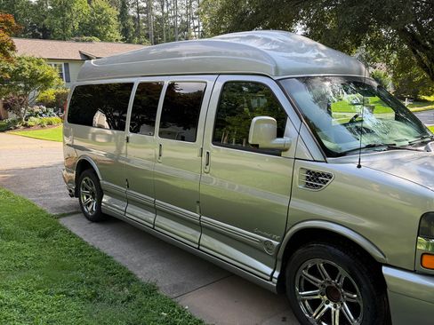 Used 2013 Chevrolet Express 2500 Extended Van 3D image 5