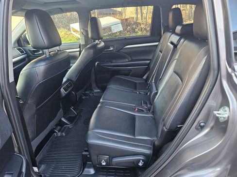 Used 2019 Toyota Highlander XLE image 18