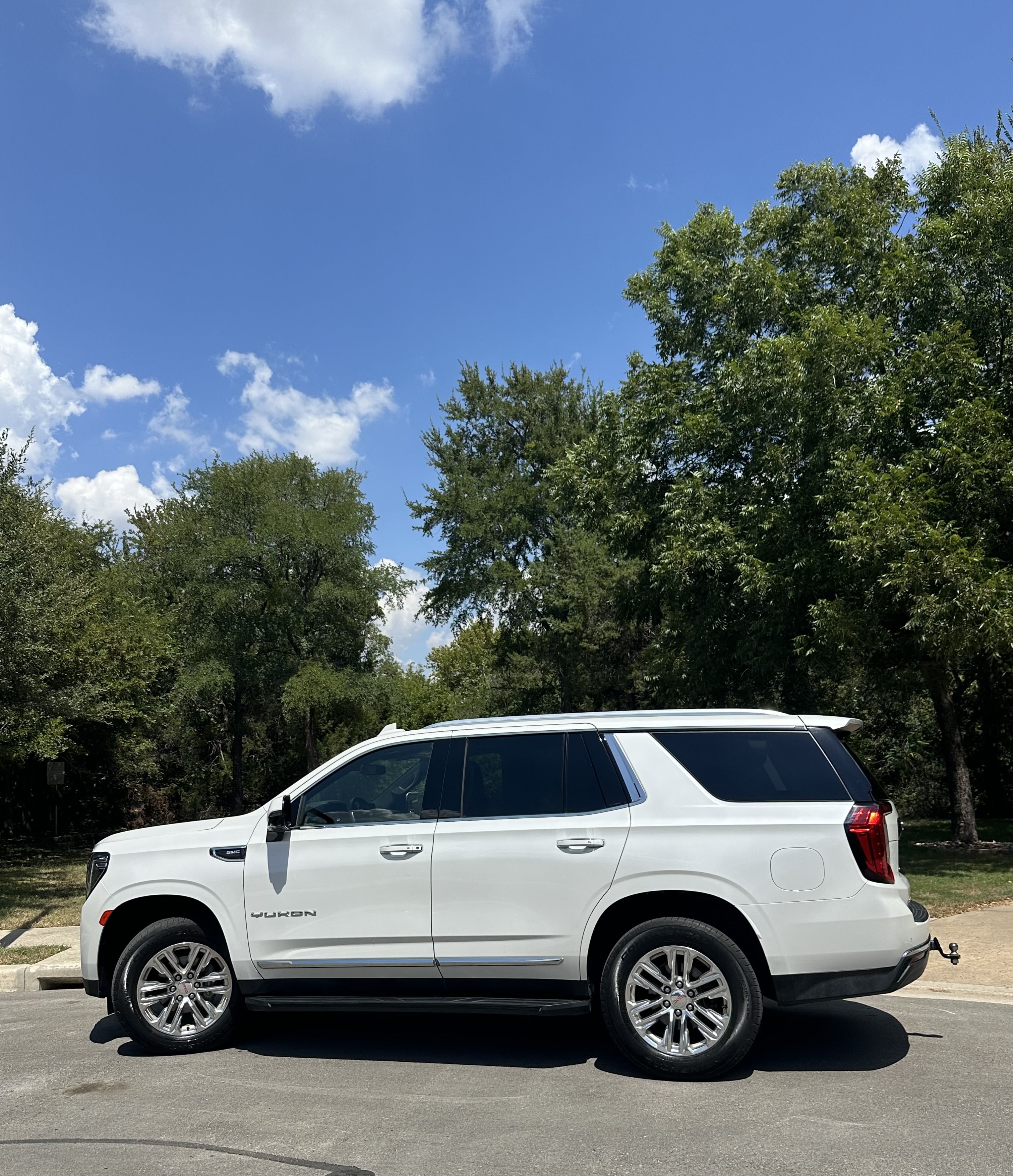 Used 2022 GMC Yukon SLT w/ SLT Premium Package AWD/4WD image 4