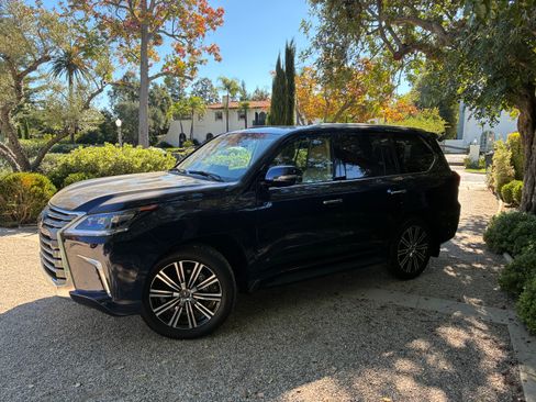 Used 2020 Lexus LX 570 4WD w/ Luxury Package image 1