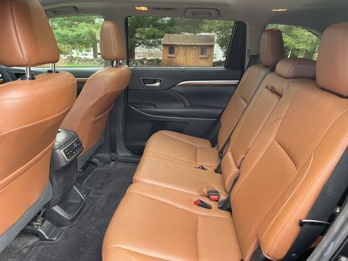 Used 2017 Toyota Highlander Limited Platinum AWD/4WD image 8