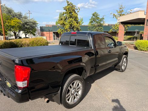 Used 2016 Toyota Tacoma SR w/ SR Convenience Package RWD image 9