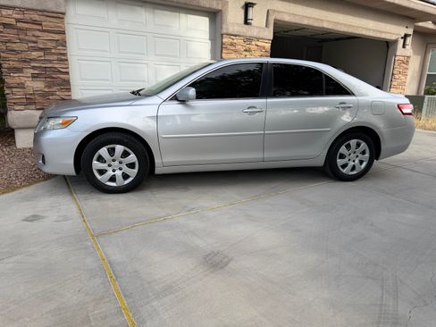 Used 2011 Toyota Camry LE image 4