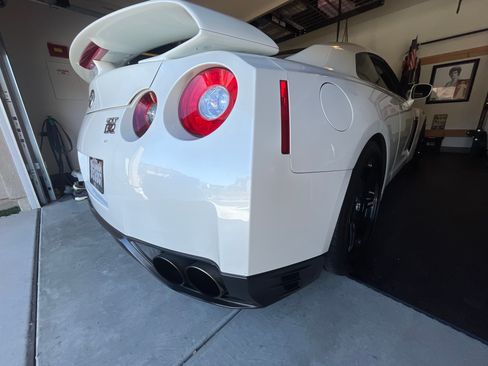 Used 2014 Nissan GT-R Premium image 11