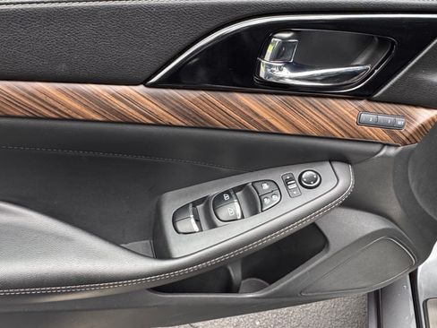 Used 2016 Nissan Maxima Platinum image 2