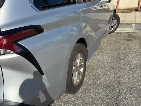 Used 2022 Toyota Sienna LE image 5