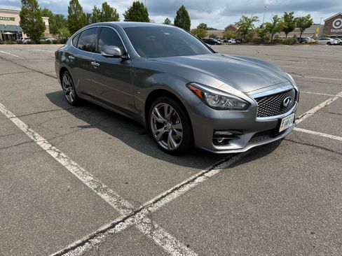 Used 2017 INFINITI Q70 5.6 w/ Sport Package AWD/4WD image 5
