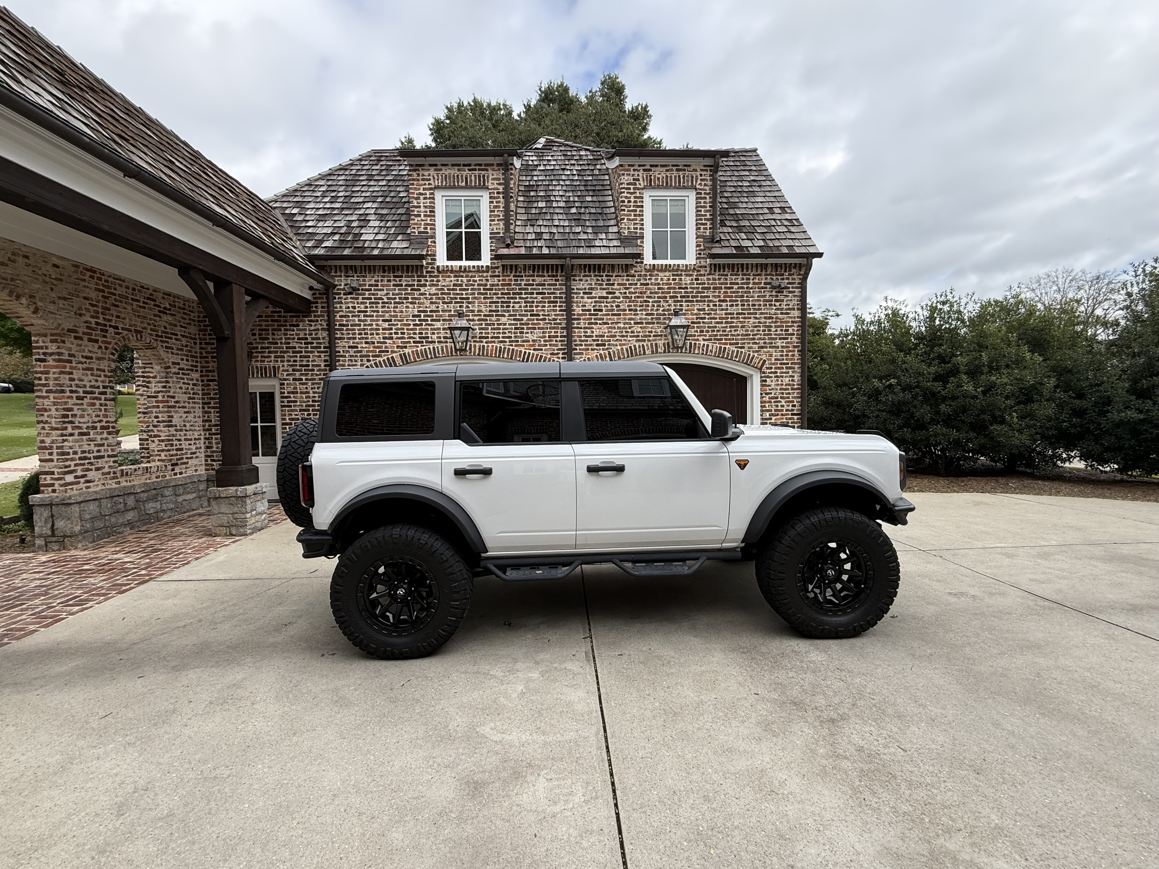 Used 2023 Ford Bronco Badlands w/ Sasquatch Package AWD/4WD image 2