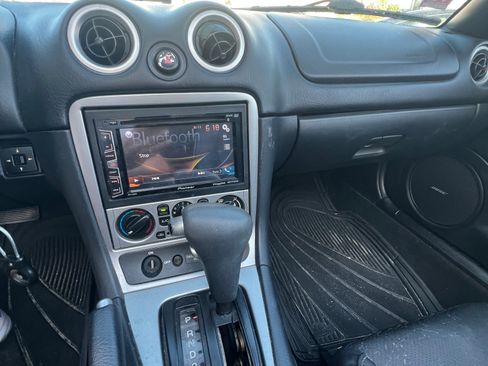 Used 2005 MAZDA MX-5 Miata LS RWD image 9