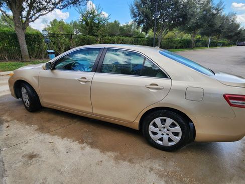 Used 2011 Toyota Camry LE image 2