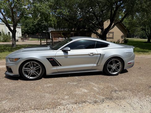 Used 2017 Ford Mustang GT Premium w/ GT Performance Package RWD image 2