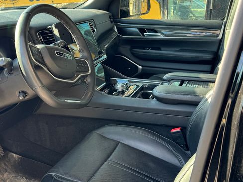 Used 2022 Jeep Wagoneer Series III w/ Flexible Seating Group image 5