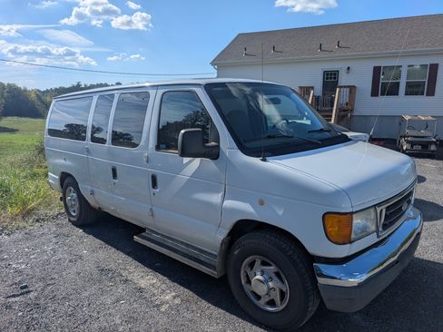 Used 2006 Ford E-150 and Econoline 150 XLT Van 3D image 1