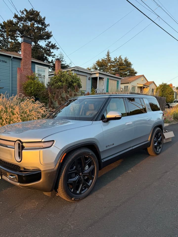 Used 2025 Rivian R1S Adventure Dual AWD/4WD image 6