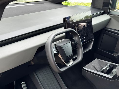 Used 2025 Tesla Cybertruck AWD Crew Cab image 9