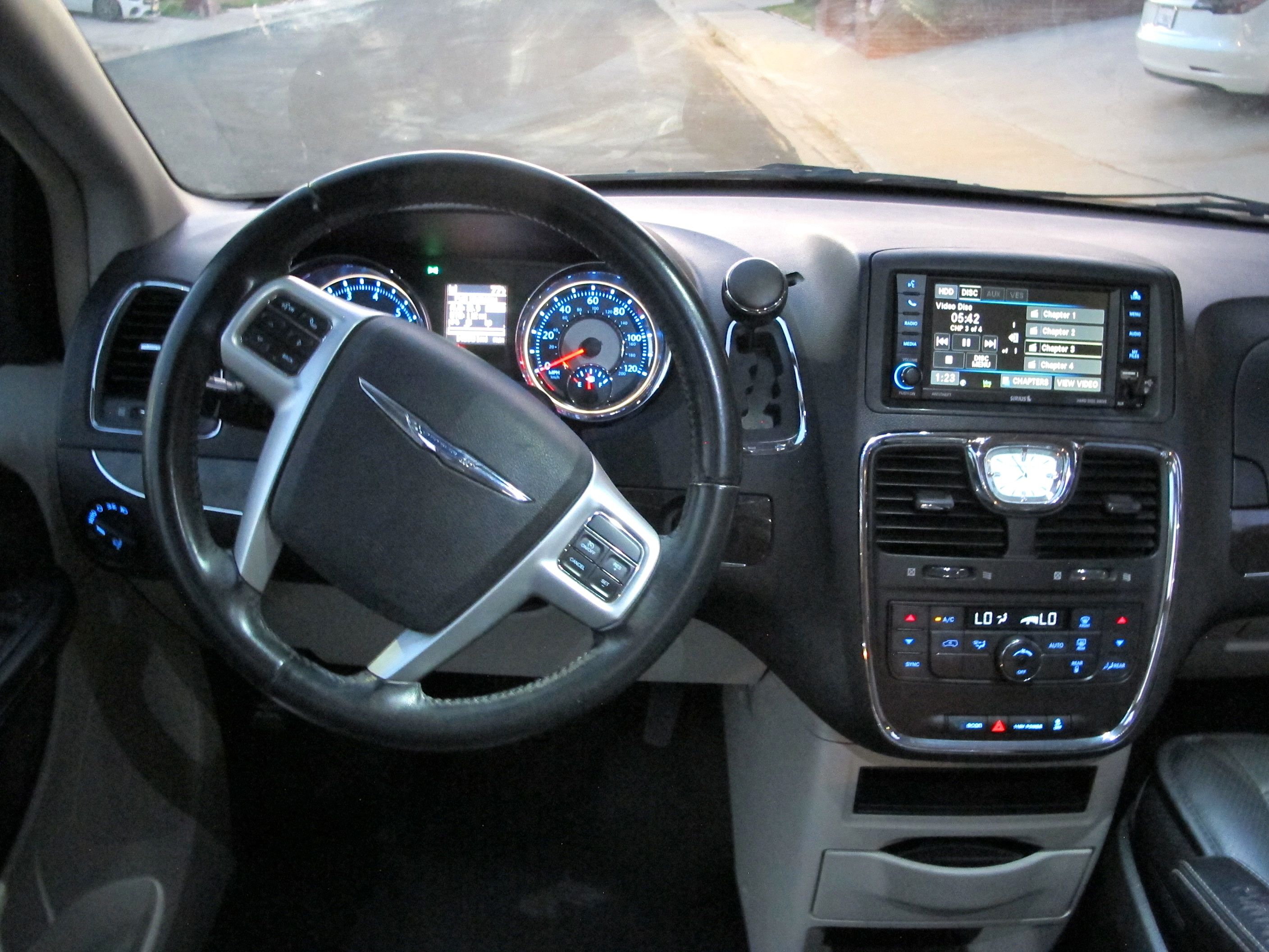 Used 2015 Chrysler Town & Country Touring FWD image 4