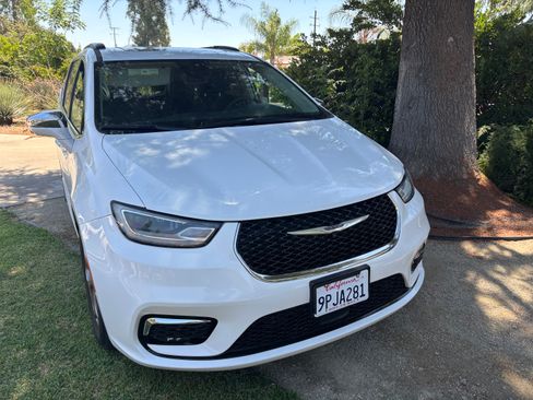 Used 2022 Chrysler Pacifica Limited FWD image 2