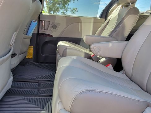 Used 2011 Toyota Sienna Limited w/ Premium Pkg image 11