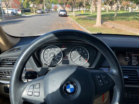 Used 2011 BMW X5 xDrive35i image 4