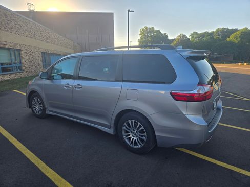 Used 2018 Toyota Sienna XLE FWD image 10