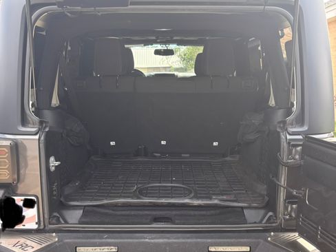Used 2018 Jeep Wrangler Unlimited Sahara AWD/4WD image 9