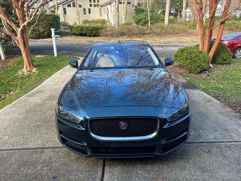 Used 2017 Jaguar XE Premium image 2