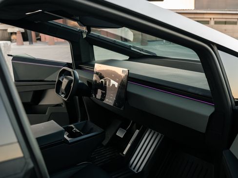 Used 2024 Tesla Cybertruck AWD Crew Cab image 9