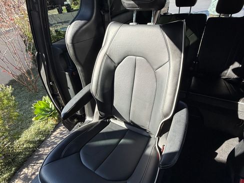 Used 2023 Chrysler Pacifica Limited w/ Uconnect Theater Family Group image 16