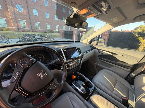 Used 2017 Honda Pilot Touring image 4