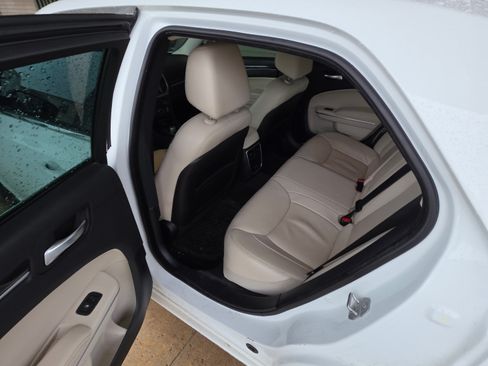 Used 2015 Chrysler 300 Limited image 9