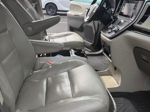 Used 2019 Toyota Sienna XLE image 18