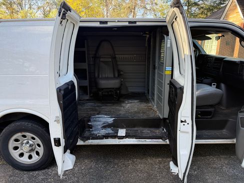 Used 2011 Chevrolet Express 1500 Van 3D image 12