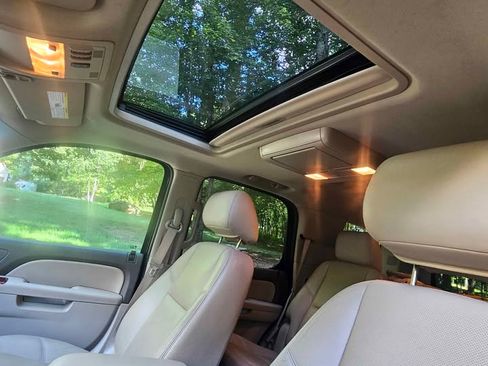 Used 2014 Chevrolet Tahoe LTZ image 12