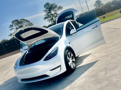 Used 2021 Tesla Model Y Long Range AWD/4WD image 1