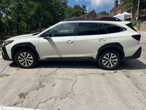 Used 2023 Subaru Outback Premium AWD/4WD image 1