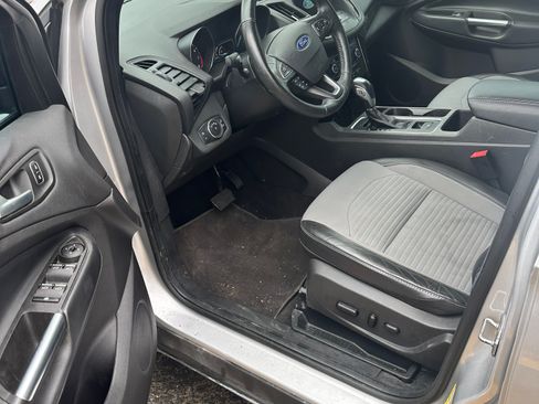 Used 2019 Ford Escape SE image 2