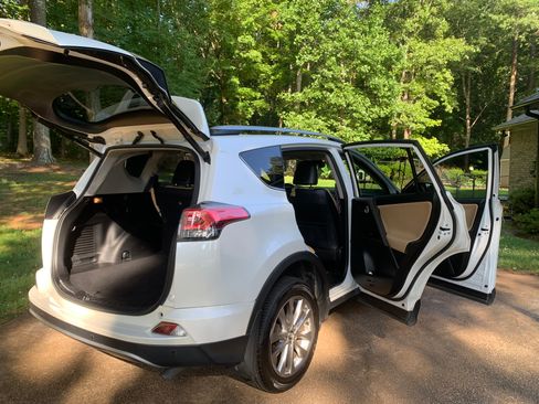 Used 2018 Toyota RAV4 Limited w/ Advanced Technology Package FWD image 12