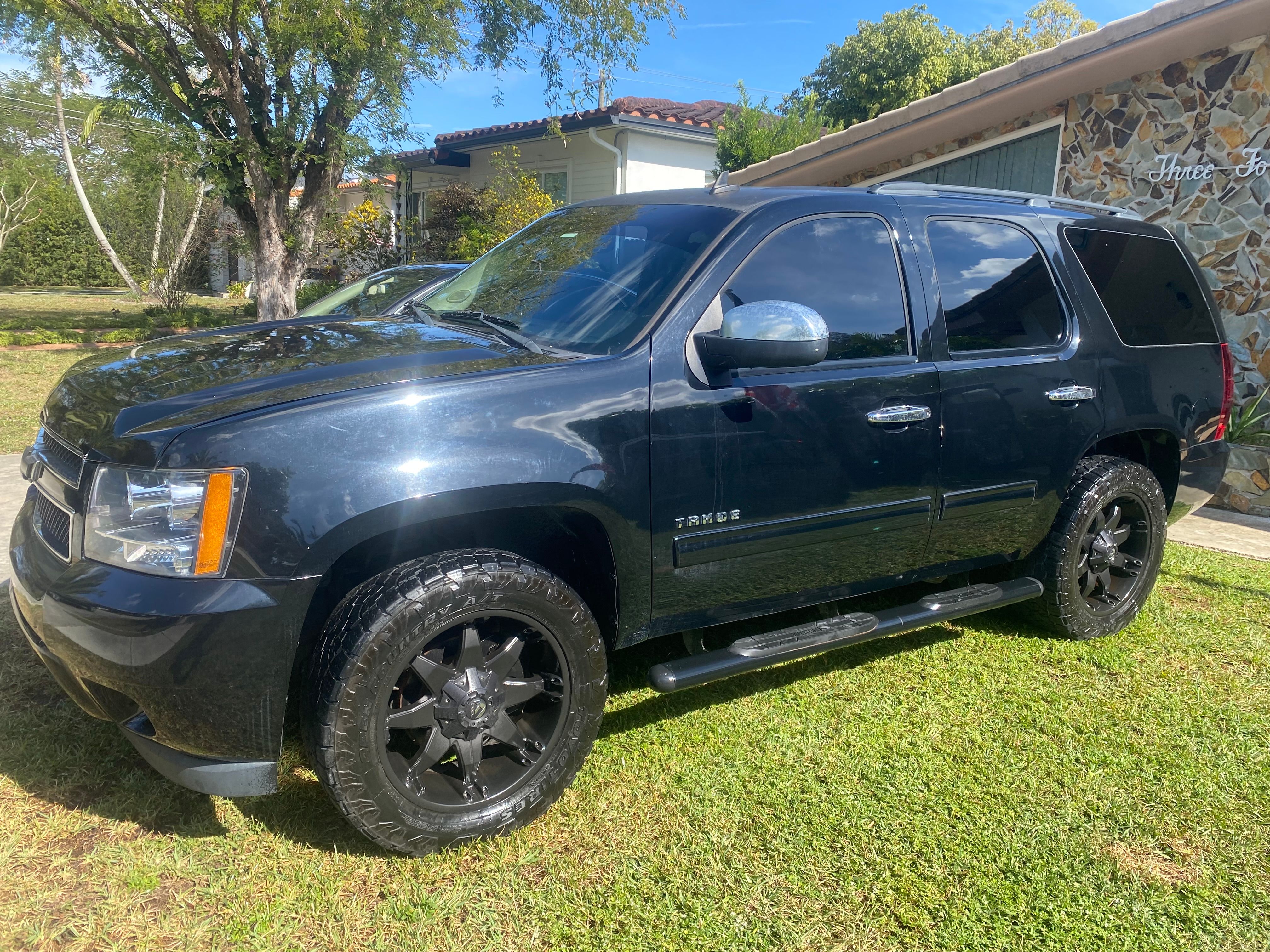 Used 2010 Chevrolet Tahoe LS w/ Convenience Package image 1