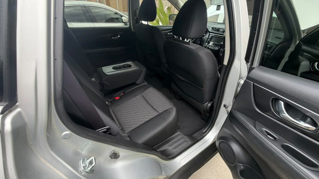 Used 2018 Nissan Rogue SV w/ Premium Package FWD image 9