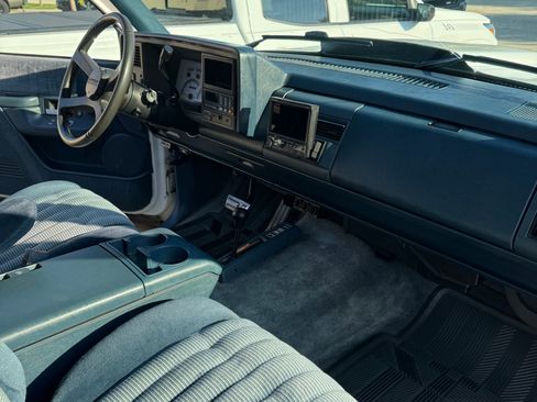 Used 1993 Chevrolet Suburban 4WD image 11