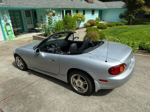 Used 1999 MAZDA MX-5 Miata RWD image 22