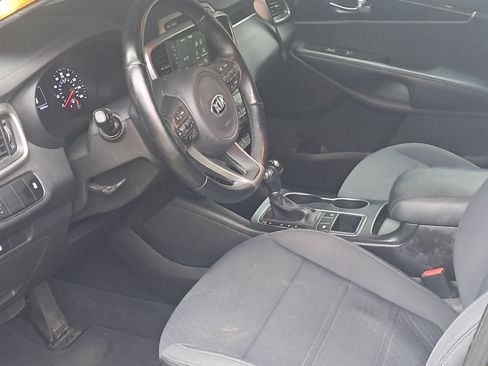 Used 2017 Kia Sorento LX w/ LX Convenience Package image 9