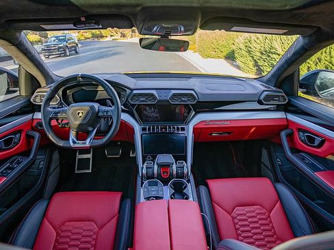 Used 2022 Lamborghini Urus image 3