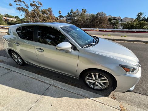 Used 2014 Lexus CT 200h FWD image 2