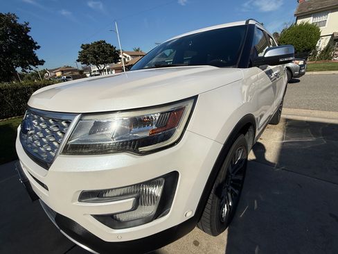 Used 2017 Ford Explorer Platinum image 4