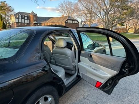 Used 2001 Lincoln Continental image 11