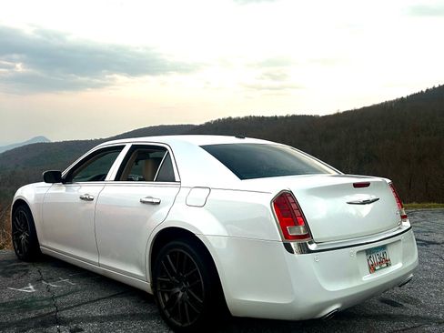 Used 2012 Chrysler 300 RWD image 4